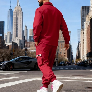 Détail d'un survêtement rouge pour homme avec poches cargo et bandes tricolores élégantes