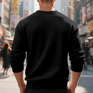 Rückansicht schwarzes Herren-Sweatshirt mit Rippbündchen vor modernem Stadt-Hintergrund