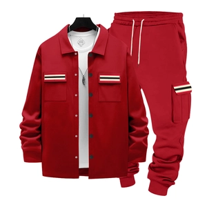 Détail du pantalon cargo rouge et de la veste assortie avec rayures sur les poches
