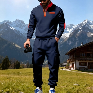Detailaufnahme von marineblauem Herren-Fleece-Trainingsanzug mit orangen Kontrasten am Kragen
