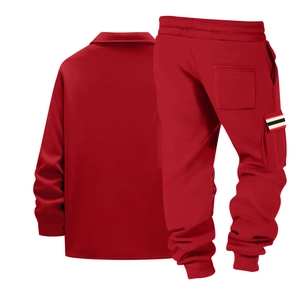 Détail du survêtement polaire rouge montrant les poches cargo avec rayures sur le pantalon