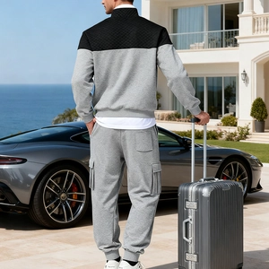 Vue arrière d'un survêtement gris pour homme avec épaules matelassées près d'une voiture