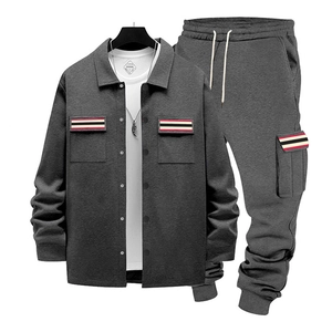 Détail d'un ensemble cargo gris pour homme avec poches poitrine et rubans rayés