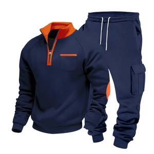 Detail eines marineblauer Herren-Fleece-Trainingsanzug mit orangen Akzenten und funktionellen Cargotaschen
