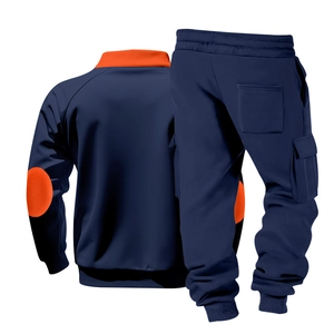 Details des dunkelblauen Trainingsanzugs mit orangefarbenem Kragen und Cargo-Taschen