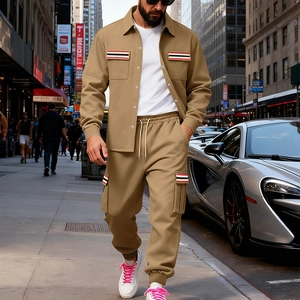 Ensemble utilitaire kaki pour hommes avec doublure polaire, veste à revers et jogging cargo