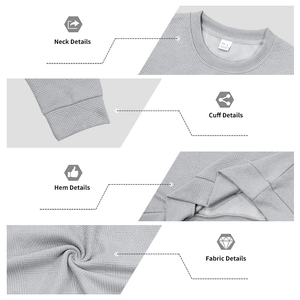 Detail eines hellgrauen Sweatshirts mit Jacquard-Struktur und geripptem Rundhalsausschnitt