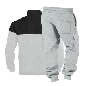 Détail d'un survêtement homme avec empiècements matelassés et poches cargo