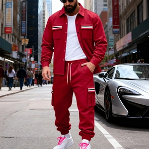 Ensemble survêtement rouge pour homme avec pantalon cargo et veste assortie de style urbain