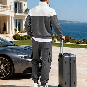 Détail d'un survêtement bicolore avec épaules matelassées et poches de pantalon cargo