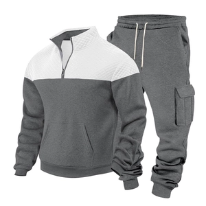 Détail du survêtement gris et blanc avec matelassage en losange et poches cargo