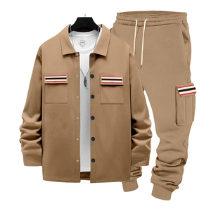 Détail de la veste polaire kaki à poches plaquées et de son pantalon cargo assorti