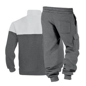 Détail du matelassage en losanges sur le sweat à col montant et le pantalon cargo