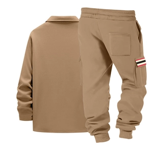 Détail d'un pantalon cargo kaki avec une étiquette rayée tissée sur la poche latérale