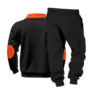Rückansicht des schwarz-orangen Trainingsanzugs mit Stehkragen und Cargo-Taschendetails
