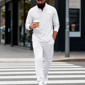 Détail d'un ensemble blanc pour homme avec chemise Henley et pantalon à poche poitrine