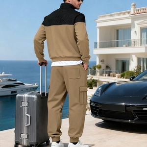 Détail du survêtement bicolore kaki et noir avec épaules matelassées et poches cargo larges