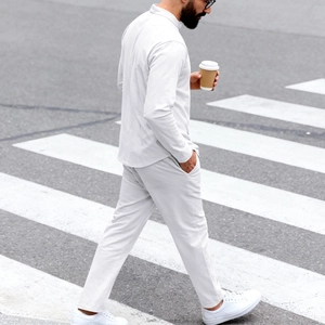 Détail d'un ensemble Henley gris clair pour homme porté dans une scène de rue urbaine chic