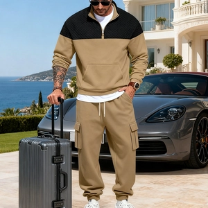 Survêtement homme kaki avec empiècements matelassés noirs et pantalon cargo de sport