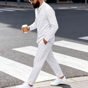 Vue de rue d'un homme portant un ensemble chemise Henley blanche et pantalon décontracté