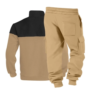 Détail du survêtement homme avec empiècement matelassé noir et poches cargo kaki