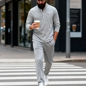 Ensemble chemise Henley grise et pantalon pour homme dans un style urbain décontracté