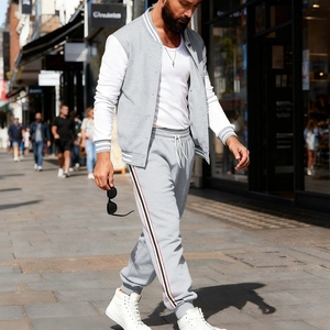 Détails des rayures et de la texture en coton de l'ensemble de jogging gris pour hommes