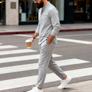 Détail d'un ensemble henley gris en maille gaufrée avec pantalon de style urbain