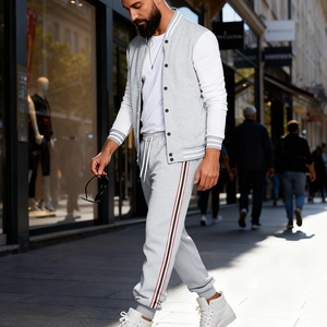 Détail de la veste baseball grise avec manches blanches et poignets côtelés rayés