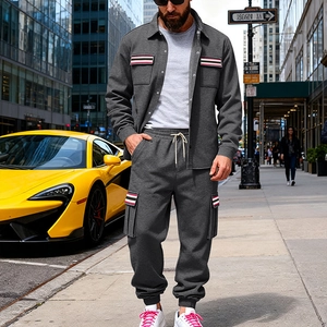 Dettaglio del set techwear grigio da uomo con accenti a strisce e tasche cargo alla moda