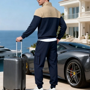 Détail de la poche cargo et du survêtement bleu marine avec matelassage élégant