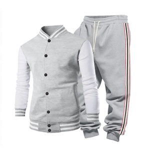 Détail des bords-côtes rayés du blouson et bandes tricolores sur le côté du pantalon