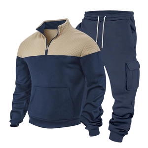 Détails du survêtement bleu et kaki avec col matelassé et poches cargo de sport