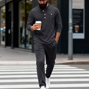 Détail de l'ensemble chemise Henley grise avec boutons blancs et poche décorative