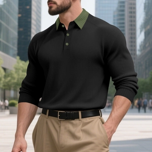 Polo homme manches longues en maille côtelée noire avec col contrasté vert armée