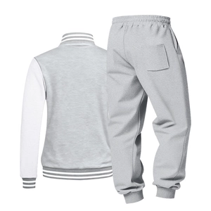 Vue arrière des poignets rayés et de la poche arrière du survêtement de baseball homme