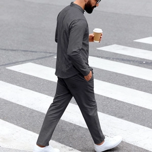 Gros plan d'un ensemble Henley gris foncé pour hommes avec tissu texturé décontracté