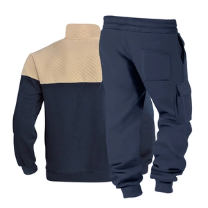 Détail du sweat à col montant matelassé et de l'ensemble de jogging utilitaire