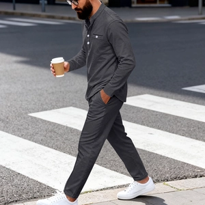 Détail du haut Henley gris anthracite pour hommes avec poche et texture de maille