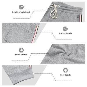 Détails du jogging en maille grise avec taille à cordon, poches et bandes rayées
