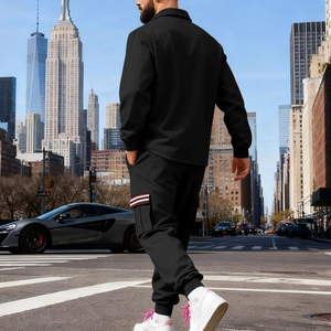 Détail de l'ensemble utilitaire noir pour homme avec sangle de poche rouge et blanc