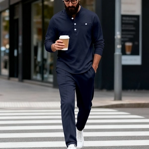 Détail de l'ensemble Henley marine pour homme avec boutons blancs et pantalon droit assorti