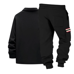 Vue arrière du survêtement noir avec ruban rayé sur le pantalon cargo pour homme