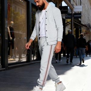 Détail d'un ensemble veste de baseball gris clair avec bords-côtes rayés en rue urbaine