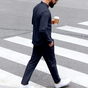 Détail de l'ensemble décontracté bleu marine pour homme montrant le tissu et la coupe