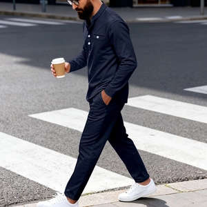 Détail du haut Henley bleu marine à manches longues avec poche et pantalon assorti