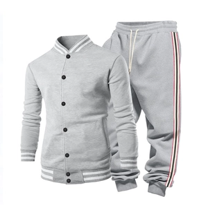 Détail du col d'une veste de baseball grise avec rayures blanches et boutons-pression