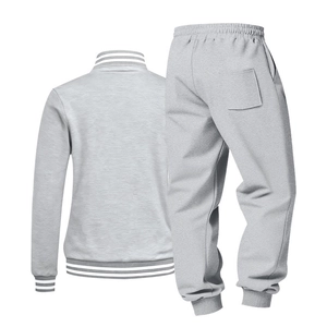 Vue arrière du survêtement de baseball gris avec rayures blanches sur les bords