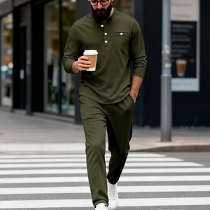 Détail du haut Henley olive pour hommes avec manches longues et poche de poitrine décorative