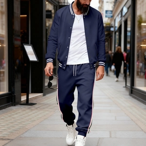 Détails de l'ensemble veste varsity bleu marine avec bandes blanches et pantalon à cordon